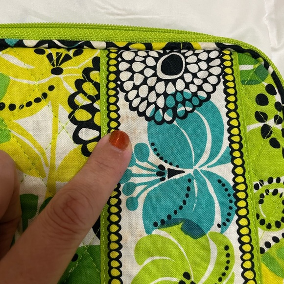 Vera Bradley Kindle iPad e-reader holder, green floral pattern - Picture 3 of 7